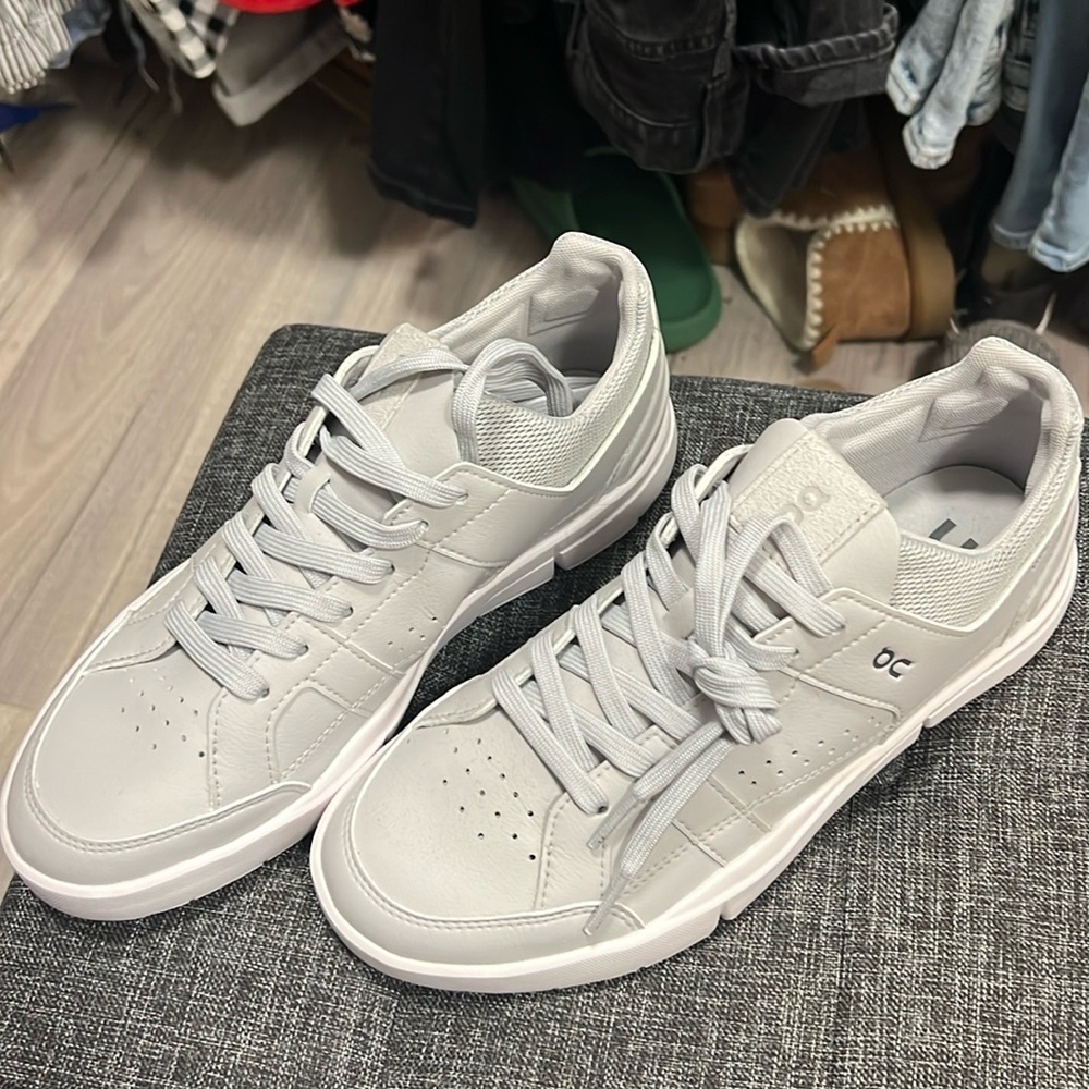 On Cloud The Roger NWOT size 8.5 Women’s Never Worn Brand New